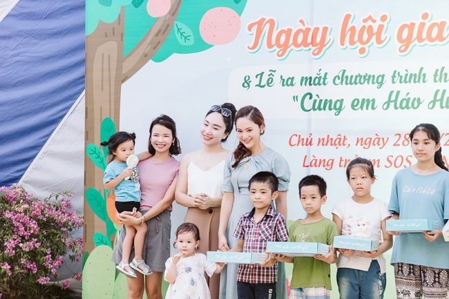 Con gái lai Tây của Lan Phương &quot;ghi điểm&quot; khi làm việc ý nghĩa này cùng mẹ - Ảnh 7.