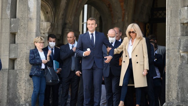 emmanuel-et-brigitte-macron-masques-pour-aller-voter-au-touquet-1593392589290534244107.jpeg