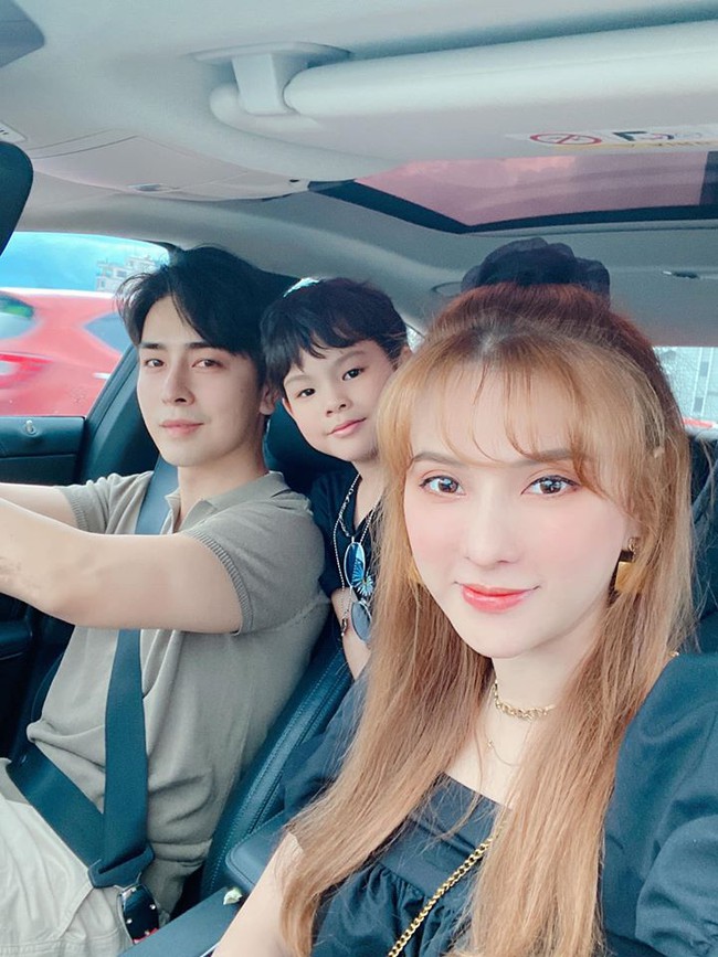 Thu Thủy tận hưởng khoảng thời gian thư giãn bên chồng và con trai. Thu Thủy tận hưởng khoảng thời gian thư giãn bên chồng và con trai.