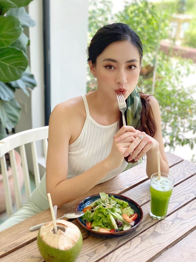 Lương Thùy Linh nói: Cùng ăn healthy và đi tập cho khoẻ và có 1 cơ thể săn chắc cho mùa hè đầy năng động nào các bác ơi.