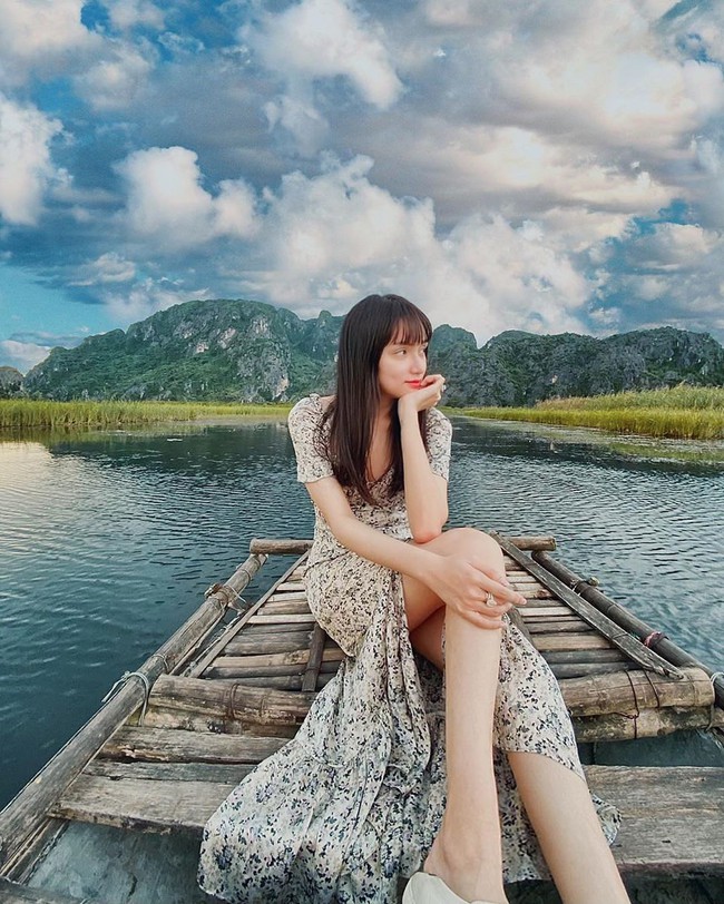 Hương Giang khoe chân dài miên man nhưng lại bị nhắc khéo: "Kéo chân hơi quá" - Ảnh 2. Hương Giang khoe chân dài miên man nhưng lại bị nhắc khéo: "Kéo chân hơi quá" - Ảnh 2.