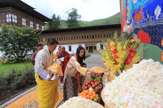 Vợ chồng Hoàng hậu &quot;vạn người mê&quot; Bhutan chính thức công bố tên của con trai thứ 2, hình ảnh hiện tại của tiểu hoàng tử gây sốt cộng đồng mạng - Ảnh 3.