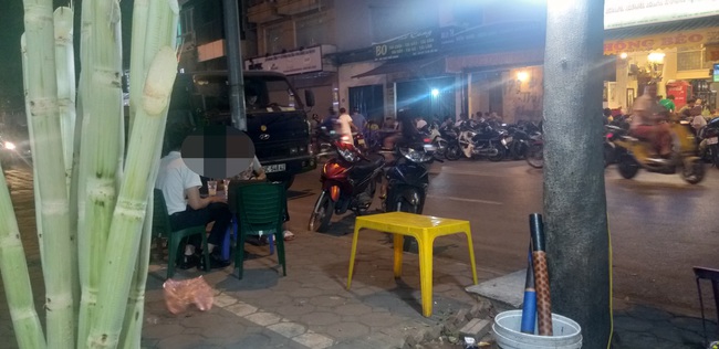 Chủ quán bị thiệt hại hàng chục cốc nước mía Chủ quán bị thiệt hại hàng chục cốc nước mía