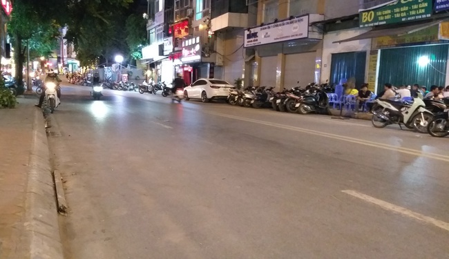 Theo người dân thì sự việc sau đó kéo nhau sang bên đường Theo người dân thì sự việc sau đó kéo nhau sang bên đường