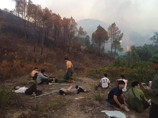 Cháy rừng liên tiếp nhiều ngày gần khu dân cư, hàng nghìn người Nghệ An trắng đêm dập lửa đến kiệt sức - Ảnh 5.