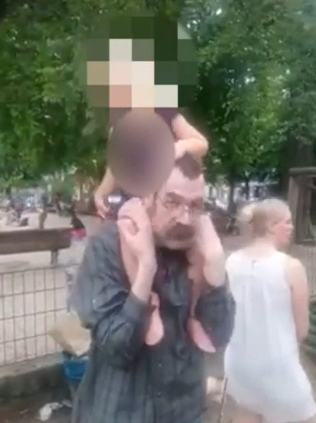 Một người đàn ông lạ mặt đã bế bổng bé gái 2 tuổi bình thản ra khỏi công viên, trong khi mẹ của bé đang mải nói chuyện với một bà mẹ khác - Ảnh 2.