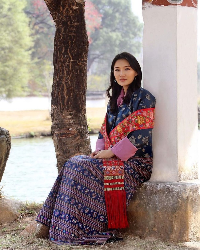 Hoàng hậu &quot;vạn người mê&quot; Bhutan đón tuổi mới chỉ bằng một tấm hình nhưng cũng đủ khiến hàng triệu người xốn xang vì quá hoàn mỹ - Ảnh 1.