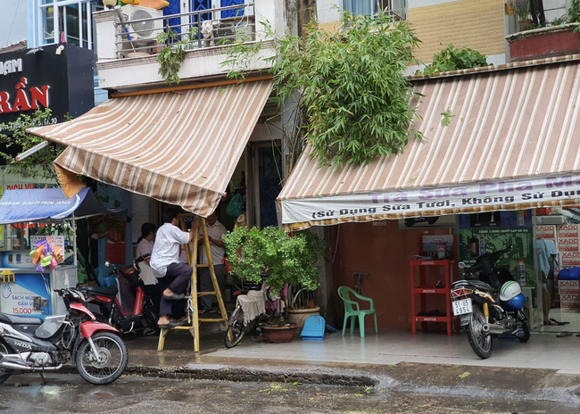 Mưa lớn kèm gió mạnh khiến nhiều cây phượng lại bật gốc, 3 nữ sinh ở Đồng Nai bị đè xay xát người - Ảnh 3.