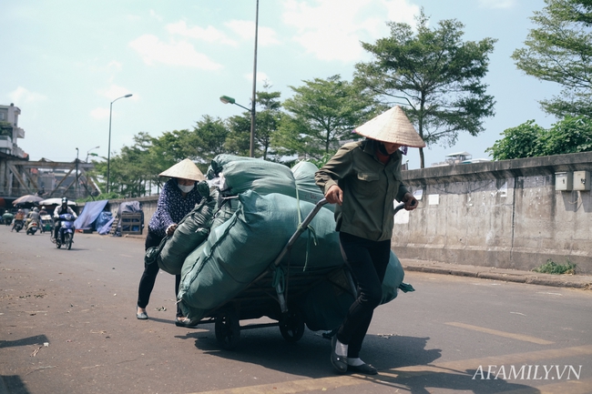 Chùm ảnh: Người lao động oằn mình trong những ngày nắng nóng cao điểm - Ảnh 4.