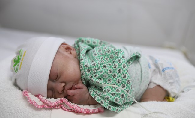Cậu bé sinh non có cân nặng cực thấp chỉ 600g được xuất viện sau 72 ngày điều trị tại Bệnh viện Phụ Sản Hà Nội - Ảnh 1.