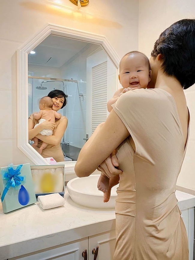 Nhan sắc thăng hạng sau 6 tháng làm mẹ bỉm sữa của MC Phí Linh: Làn da không tì vết, body nuột nà, ngày càng xinh đẹp thần thái - Ảnh 2.