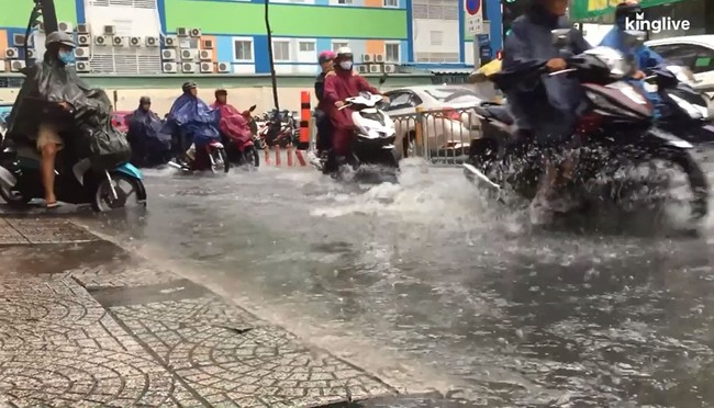 Sài Gòn mùa mưa: Mưa to 15 phút đủ khiến đường phố ngập nặng, phương tiện liên tục chết máy - Ảnh 4.