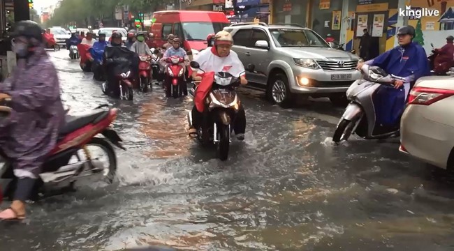 Sài Gòn mùa mưa: Mưa to 15 phút đủ khiến đường phố ngập nặng, phương tiện liên tục chết máy - Ảnh 2.
