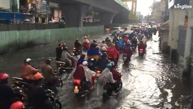 Sài Gòn mùa mưa: Mưa to 15 phút đủ khiến đường phố ngập nặng, phương tiện liên tục chết máy - Ảnh 3.