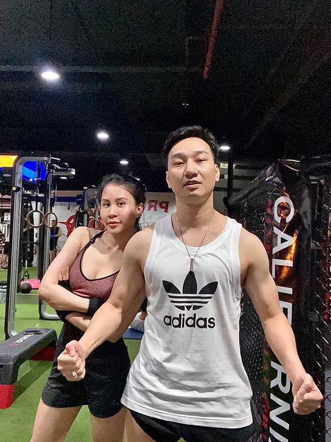 Vợ chồng Th&agrave;nh Trung c&ugrave;ng nhau đi tập, r&egrave;n luyện sức khỏe.