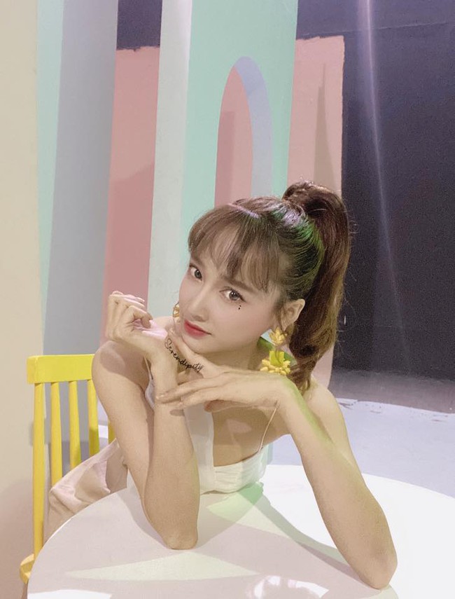 Nh&atilde; Phương lộ th&acirc;n h&igrave;nh gầy g&ograve; nhưng mặt vẫn xinh miễn ch&ecirc;. C&ocirc; viết: D&ugrave; nắng hay mưa. D&ugrave; trưa hay tối. Vẫn lu&ocirc;n c&oacute; em sẵn chờ.