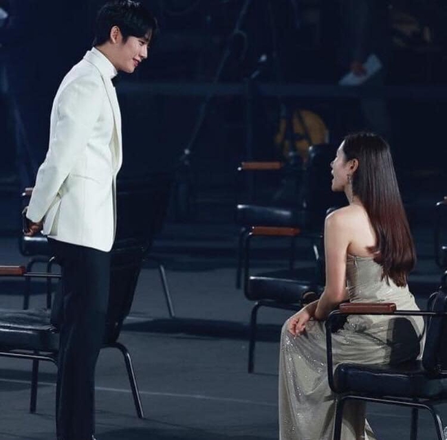 Khoảnh khắc gây sốt Baeksang 2020: Son Ye Jin bỏ mặc Hyun Bin để hội ngộ mỹ nam trẻ tuổi này - Ảnh 2.