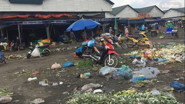 Ảnh: Chợ nông sản lớn nhất Sài Gòn &quot;ngập&quot; trong núi rác, báo động nguy cơ mất ATTP - Ảnh 4.