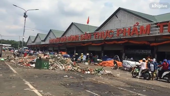 Ảnh: Chợ nông sản lớn nhất Sài Gòn &quot;ngập&quot; trong núi rác, báo động nguy cơ mất ATTP - Ảnh 8.