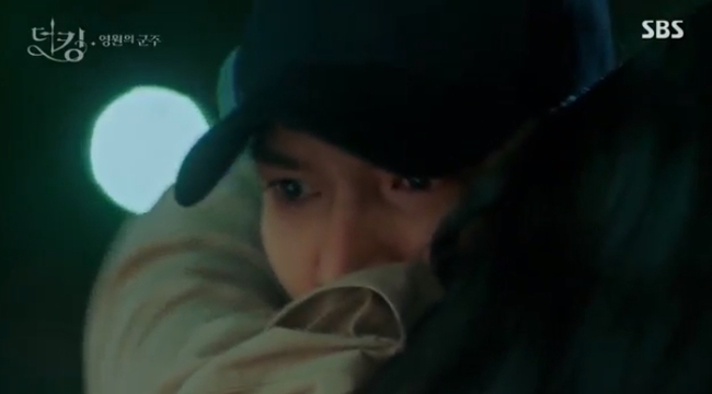 &quot;Quân vương bất diệt&quot; tập 15: Xoắn tít trước khoảnh khắc ngọt ngào của Lee Min Ho với Kim Go Eun sau khi trở về từ cõi chết - Ảnh 1.