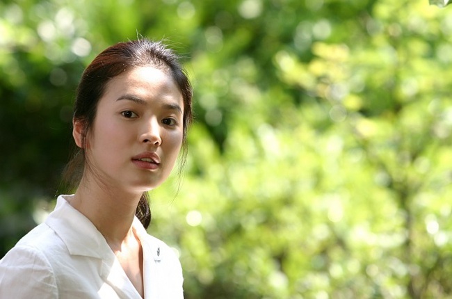 Nhìn lại những lần Song Hye Kyo mặc đồng phục, giản dị từ tóc tai đến makeup để thấy thế nào là nhan sắc đi vào huyền thoại - Ảnh 2.
