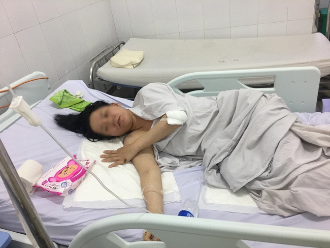 Vụ container cán xe máy khiến bé trai 6 tuổi tử vong, mẹ nguy kịch ở Đà Nẵng: Người mẹ đang mang thai, phải cưa bỏ một chân - Ảnh 2.