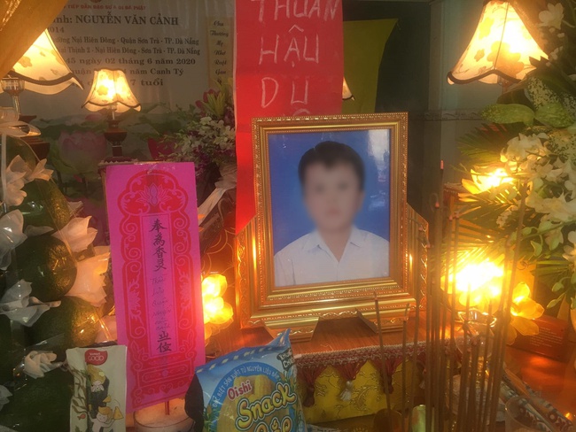 Vụ container cán xe máy khiến bé trai 6 tuổi tử vong, mẹ nguy kịch ở Đà Nẵng: Người mẹ đang mang thai, phải cưa bỏ một chân - Ảnh 4.