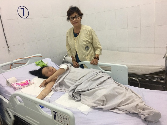Vụ container cán xe máy khiến bé trai 6 tuổi tử vong, mẹ nguy kịch ở Đà Nẵng: Người mẹ đang mang thai, phải cưa bỏ một chân - Ảnh 5.