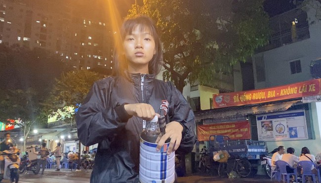 Người mẹ 17 tuổi đi phun lửa dầu hôi nửa đêm Sài Gòn: “Em không làm thì con em chết đói” - Ảnh 10.