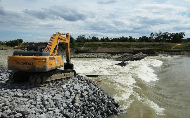 Vỡ đập Bara Đô Lương, 7.800 hộ dân mất nước sinh hoạt - Ảnh 1.