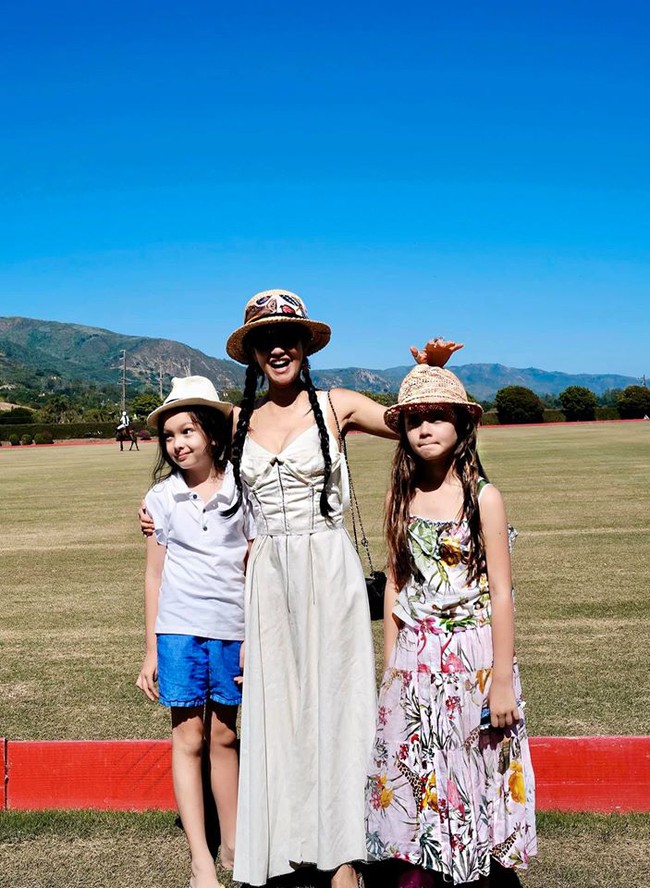 Hồng Nhung đưa cặp sinh đôi đi xem trận đấu polo ở Santa Barbara.