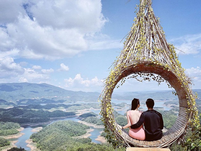 Khánh My up hình ngồi cạnh bạn trai giữa khung cảnh thiên nhiên thơ mộng.