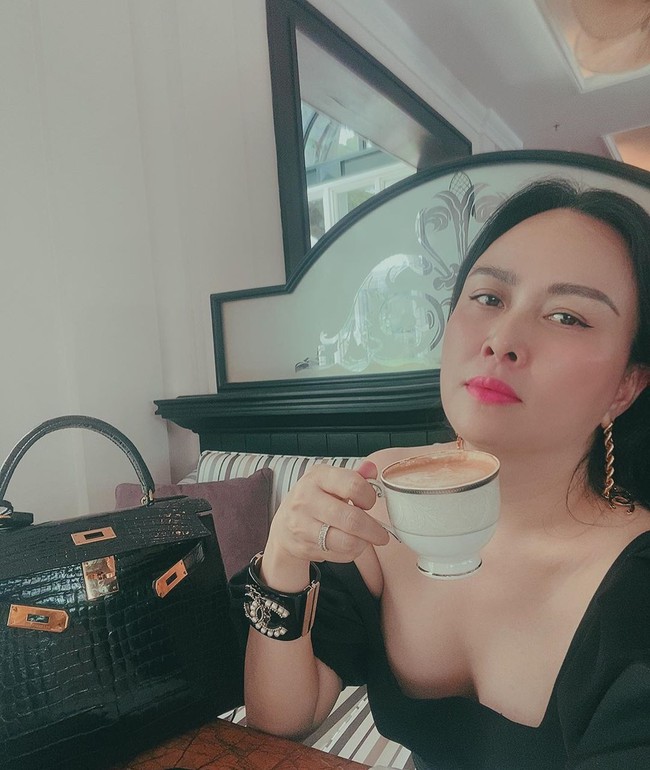 Phương Chanel vừa diện áo trễ nãi khoe vòng 1 căng tràn ở tuổi 43 bạn thân Vũ Khắc Tiệp đã nhanh chóng khen nức nở:  Đẹp trường tồn  - Ảnh 4.