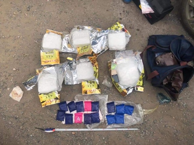 Người phụ nữ cảnh giới cho nhóm đối tượng vận chuyển 7 kg ma túy đá - Ảnh 4.