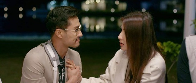 Tình yêu và tham vọng: Sau màn ôm eo bồng bế, Minh - Linh càng lộ rõ chuyện yêu nhau, liên tục nhìn trộm đối phương - Ảnh 10. Tình yêu và tham vọng: Sau màn ôm eo bồng bế, Minh - Linh càng lộ rõ chuyện yêu nhau, liên tục nhìn trộm đối phương - Ảnh 10.
