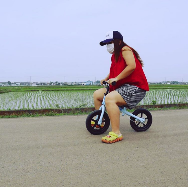 Hot mom Quỳnh Trần JP đón sinh nhật tuổi 35 bằng bức ảnh tự &quot;dìm&quot; hài hước nhưng fan chỉ thấy tội cho chiếc xe đạp của Sa - Ảnh 1.