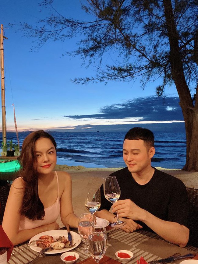 Phạm Quỳnh Anh ăn tối lãng mạn bên bờ biển cùng Quang Vinh.
