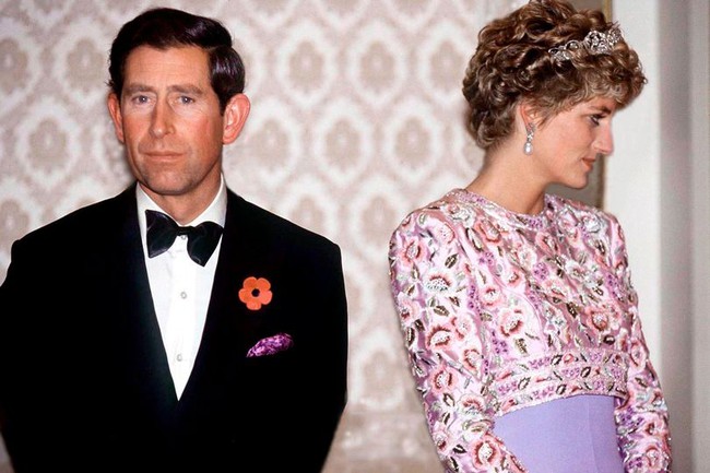 Bức ảnh phơi bày sự thật về cuộc hôn nhân không thể cứu vãn của Công nương Diana: Gần ngay trước mắt xa tận chân trời - Ảnh 1.