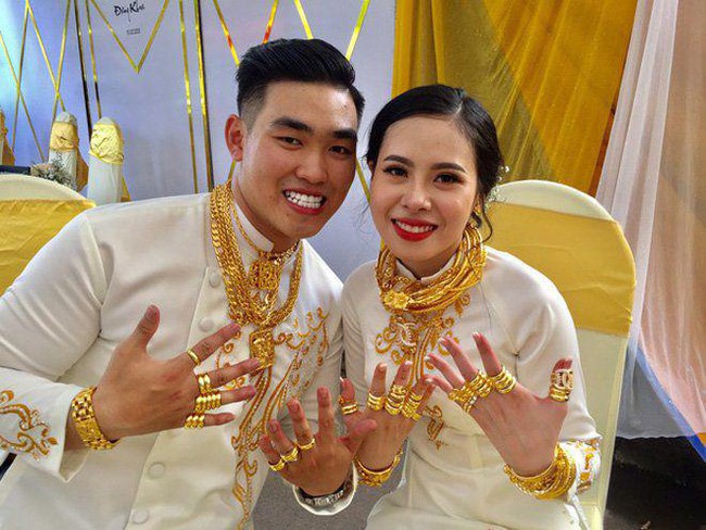 Xuýt xoa với hình ảnh cô dâu đeo vàng kín 2 tay, cổ trĩu nặng trong ngày cưới ở Sóc Trăng khiến dân mạng gật gù: "Lấy chồng đúng là một gánh nặng" - Ảnh 6. Xuýt xoa với hình ảnh cô dâu đeo vàng kín 2 tay, cổ trĩu nặng trong ngày cưới ở Sóc Trăng khiến dân mạng gật gù: "Lấy chồng đúng là một gánh nặng" - Ảnh 6.