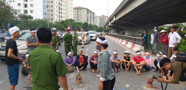 Hà Nội: Giỗ đầy năm vẫn chưa được giải quyết vụ tai nạn, gia đình đem di ảnh nữ nạn nhân đến hiện trường - Ảnh 6.