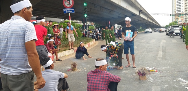 Hà Nội: Giỗ đầy năm vẫn chưa được giải quyết vụ tai nạn, gia đình đem di ảnh nữ nạn nhân đến hiện trường - Ảnh 8.