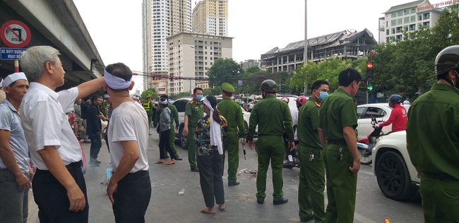 Hà Nội: Giỗ đầy năm vẫn chưa được giải quyết vụ tai nạn, gia đình đem di ảnh nữ nạn nhân đến hiện trường - Ảnh 5.