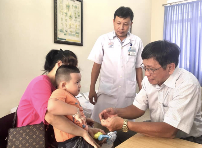Bác sĩ Sài Gòn cứu bé trai nhà nghèo ở Khánh Hòa thoát viễn cảnh tàn phế sau 2 tháng bị tai nạn giao thông - Ảnh 6.