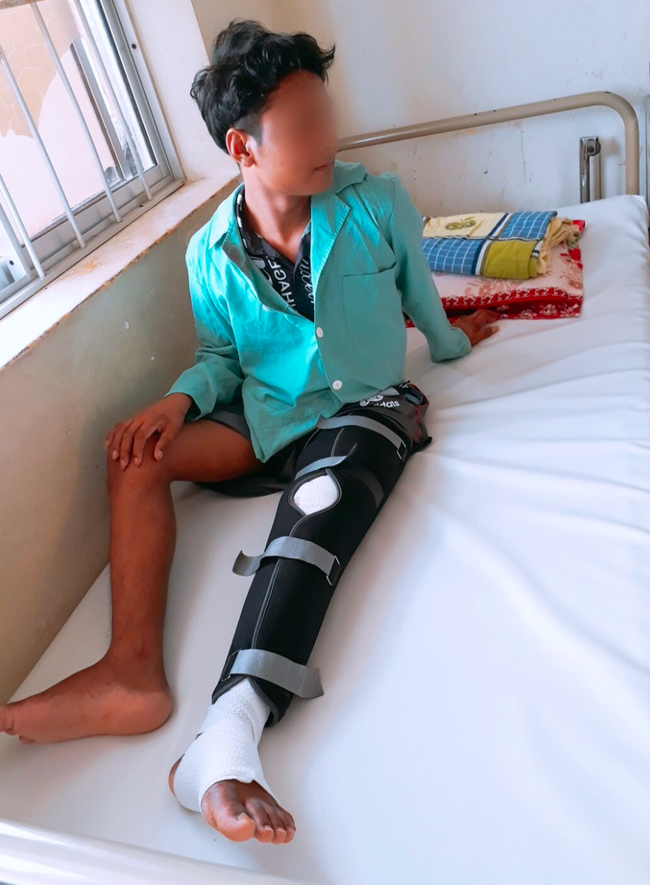 Bác sĩ Sài Gòn cứu bé trai nhà nghèo ở Khánh Hòa thoát viễn cảnh tàn phế sau 2 tháng bị tai nạn giao thông - Ảnh 1.