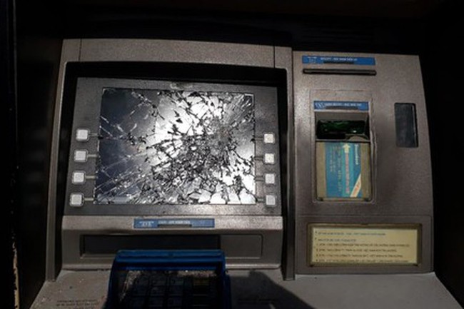 Rút tiền bị nuốt thẻ, 1 người ở quận 12 dùng búa phá hủy trụ ATM - Ảnh 1.