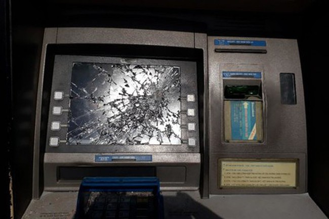 Rút tiền bị nuốt thẻ, 1 người ở quận 12 dùng búa phá hủy trụ ATM - Ảnh 1. Rút tiền bị nuốt thẻ, 1 người ở quận 12 dùng búa phá hủy trụ ATM - Ảnh 1.