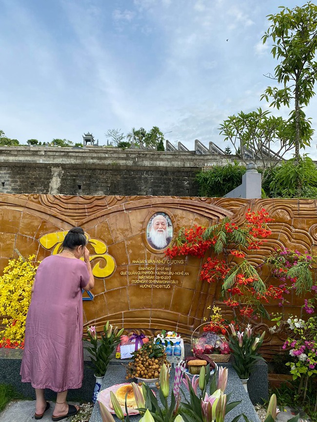 Đặng Tiểu Tô Sa - cháu ngoại thầy Văn Như Cương chia sẻ khoảnh khắc xúc động của bà bên cạnh mộ ông nhân 83 năm ngày sinh cố PGS - Ảnh 4.