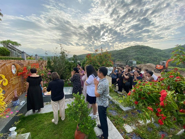Đặng Tiểu Tô Sa - cháu ngoại thầy Văn Như Cương chia sẻ khoảnh khắc xúc động của bà bên cạnh mộ ông nhân 83 năm ngày sinh cố PGS - Ảnh 1.