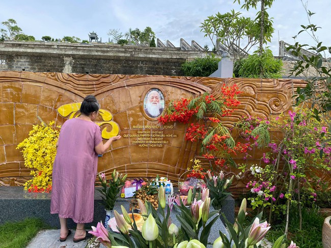 Đặng Tiểu Tô Sa - cháu ngoại thầy Văn Như Cương chia sẻ khoảnh khắc xúc động của bà bên cạnh mộ ông nhân 83 năm ngày sinh cố PGS - Ảnh 3.
