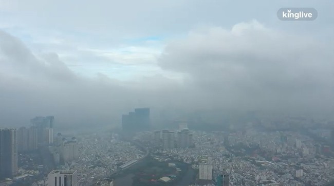 Flycam:  TP.HCM chìm trong &quot;biển mù&quot; vào sáng sớm, nhiều tòa nhà “biến mất” trong lớp mù dày đặc - Ảnh 4.